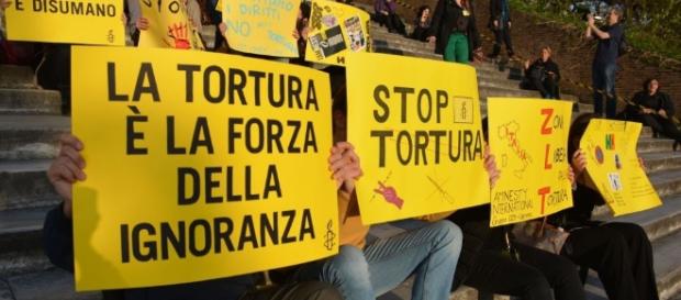 L'Italia ha una legge contro la tortura L'Italia ha una legge contro la tortura