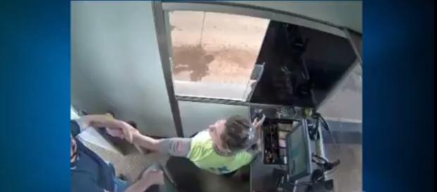 Mulher é puxada à força de cabine de trabalho por delegado que foi barrado em pedágio - foto: Reprodução / YouTube Mulher é puxada à força de cabine de trabalho por delegado que foi barrado em pedágio - foto: Reprodução / YouTube