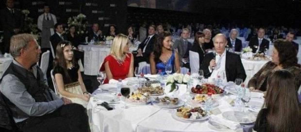 Ornella Muti condannato per aver cancellato uno spettacolo per partecipare a una cena con Putin Ornella Muti condannato per aver cancellato uno spettacolo per partecipare a una cena con Putin
