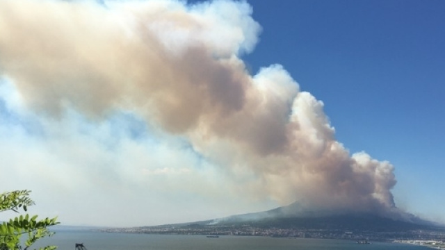 Emergenza incendi al Sud. Vesuvio in fiamme