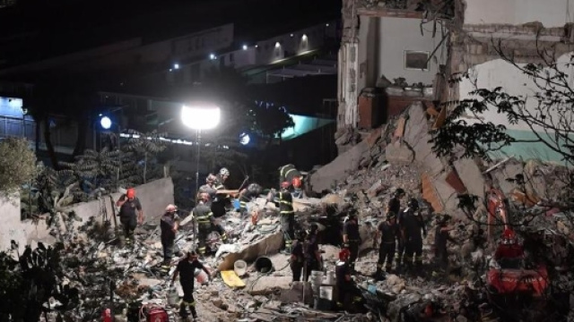 I vigili del fuoco hanno scavato tutta la notte - lastampa.it