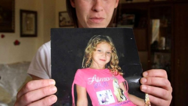 La mamma di Fortuna Loffredo che mostra una sua foto