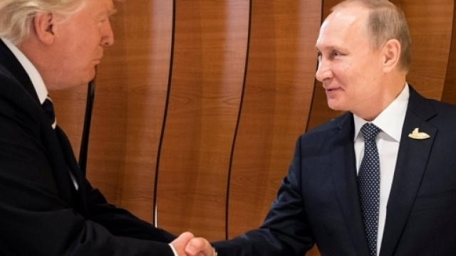 La prima stretta di mano tra Donald Trump e Vladimir Putin al G20 di Amburgo