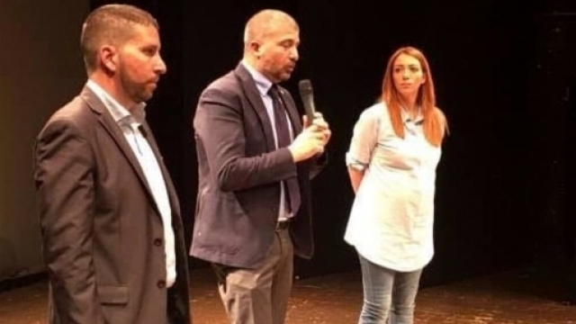 Marsella e Chiaraluce con il vicepresidente di CasaPound Di Stefano in un teatro di Ostia.