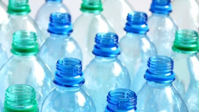 Riutilizzare le bottiglie di plastica? Non &egrave; una buona idea
