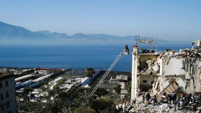 Torre Annunziata frana una palazzina di quattro piani