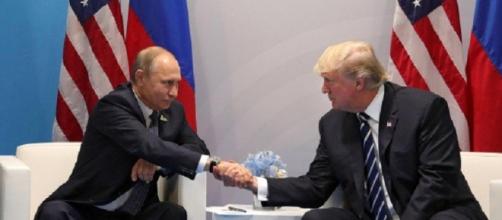 Vladimir Putin e Donald Trump, stretta di mano prima del colloquio al G20 di Amburgo