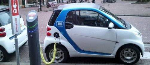 Electric car charging Amsterdam (wikimediacommons)