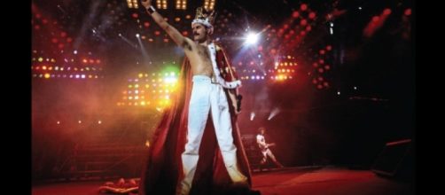 Freddie Mercury con su tradicional capa y corona cuando terminaba los shows de esa gira.