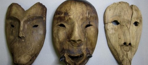 Máscaras de madera descubiertas en el sitio arqueológico de Nunalleq, en Alaska.