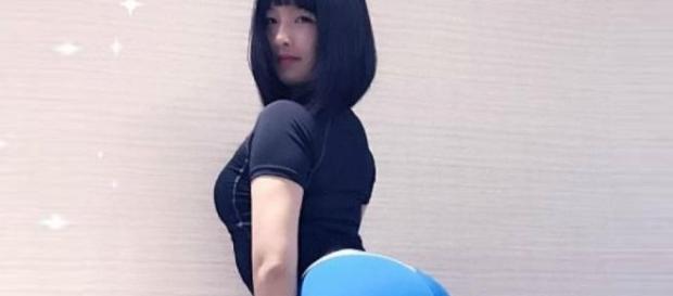 A moça disse que tem dificuldades de se vestir por causa do tamanho de seu bumbum (Foto - Reprodução) A moça disse que tem dificuldades de se vestir por causa do tamanho de seu bumbum (Foto - Reprodução)