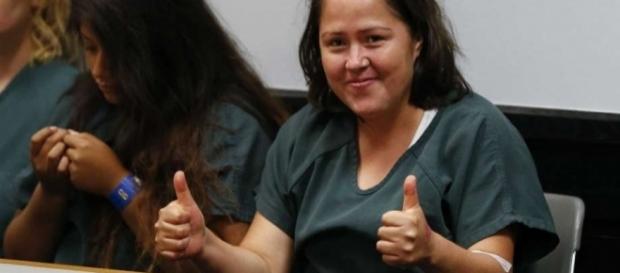 Acusada de matar o marido e quatro filhos, Isabel Martinez sorriu e fez sinal de positivo para câmeras Acusada de matar o marido e quatro filhos, Isabel Martinez sorriu e fez sinal de positivo para câmeras
