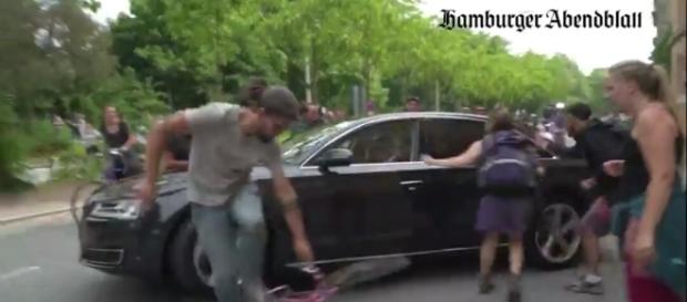 Auto dyplomaty wjeżdża prosto w lewicowe bojówki (źródło: youtube.com). Auto dyplomaty wjeżdża prosto w lewicowe bojówki (źródło: youtube.com).