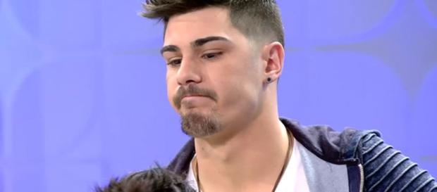 El accidentado trono de Joni en MYHYV. El accidentado trono de Joni en MYHYV.