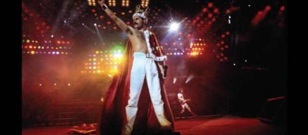Freddie Mercury con su tradicional capa y corona cuando terminaba los shows de esa gira. Freddie Mercury con su tradicional capa y corona cuando terminaba los shows de esa gira.
