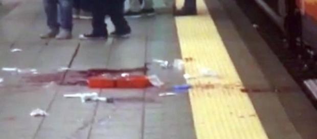 La macchia di sangue lasciata dal capotreno aggredito con un machete a Milano nel 2015 La macchia di sangue lasciata dal capotreno aggredito con un machete a Milano nel 2015