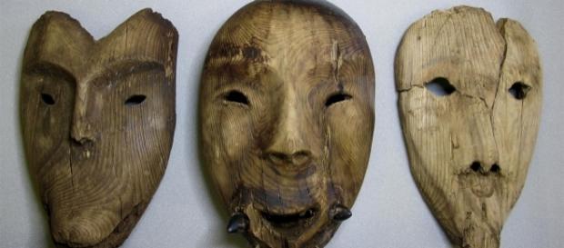 Máscaras de madera descubiertas en el sitio arqueológico de Nunalleq, en Alaska. Máscaras de madera descubiertas en el sitio arqueológico de Nunalleq, en Alaska.