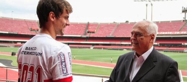 Rodrigo Caio cumprimenta presidente Leco Rodrigo Caio cumprimenta presidente Leco