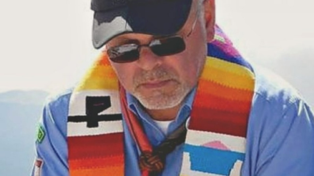 Don Formenton crea la Messa Card e l'aperitivo per attrarre fedeli a messa