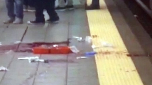 La macchia di sangue lasciata dal capotreno aggredito con un machete a Milano nel 2015