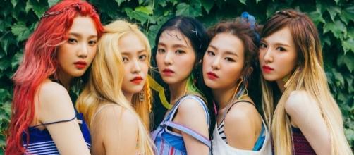 Red Velvet pose for their 2017 summer mini-album 'Red Flavor' (via SM Entertainment)