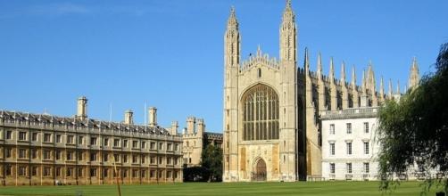 Cambridge vs Oxford - universityrooms.com