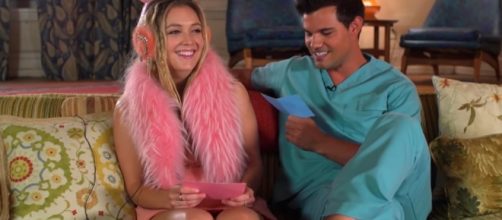 Billie Lourd and Taylor Lautner play "Kiss, Marry, Kill" (Youtube/ScreamQueens).