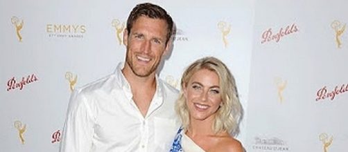 Julianne Hough and Brooks Laich married in an outdoor wedding [Image: YouTube screen shot]