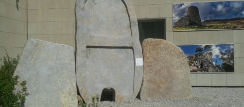 Mostra Nuragica: ricostruzione della tomba dei giganti "S'Ena e Thomes" - Dorgali