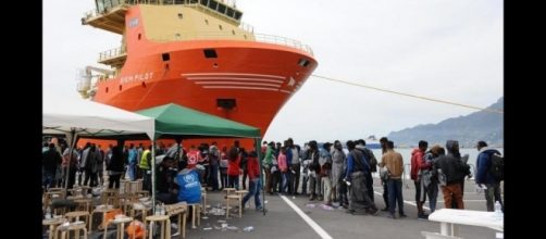 Operazioni di sbarco dei migranti nel porto di Salerno (immagini di repertorio)