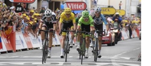 Rigoberto Uran vient chercher d'un souffle la victoire devant Warren Barguil