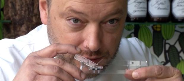 Chocolate Shooter: Device for snorting cocoa powder gives a new meaning to 'nose candy' | IBTimes UK/YouTube Chocolate Shooter: Device for snorting cocoa powder gives a new meaning to 'nose candy' | IBTimes UK/YouTube