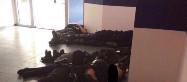 Erschöpfte Polizisten nach 48 Stunden Einsatz in Hambur G 20 Gipfel / Demonstrationen Erschöpfte Polizisten nach 48 Stunden Einsatz in Hambur G 20 Gipfel / Demonstrationen