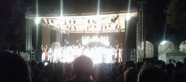 Il cast sul palco al termine dello spettacolo Il cast sul palco al termine dello spettacolo