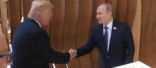 Imagen exclusiva del primer apretón de manos entre Trump y Putin durante la G-20. Imagen exclusiva del primer apretón de manos entre Trump y Putin durante la G-20.