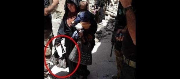 Mulher-bomba carregando seu bebê em um dos braços foi fotografada no Iraque momentos antes de detonar explosivos que transportava em uma bolsa Mulher-bomba carregando seu bebê em um dos braços foi fotografada no Iraque momentos antes de detonar explosivos que transportava em uma bolsa
