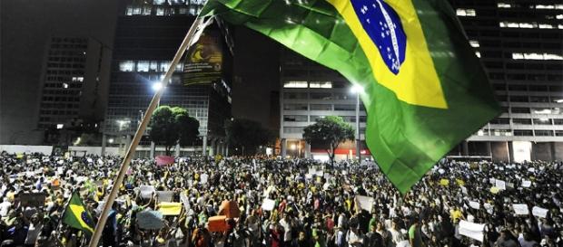 Na democracia, o poder é exercido pelo povo Na democracia, o poder é exercido pelo povo