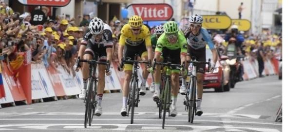 Rigoberto Uran vient chercher d'un souffle la victoire devant Warren Barguil Rigoberto Uran vient chercher d'un souffle la victoire devant Warren Barguil