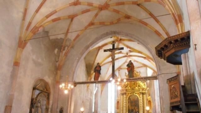 Foto bollenti in chiesa a Montescudo, richiesto risarcimento