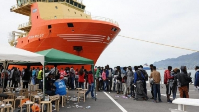 Operazioni di sbarco dei migranti nel porto di Salerno (immagini di repertorio)
