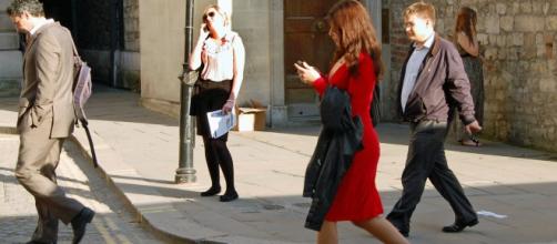 Crossing the street while looking at your smartphone can be dangerous (Image: Wikimedia Commons)
