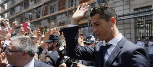 Cristiano Ronaldo à la sortie du tribunal (elpais.com)