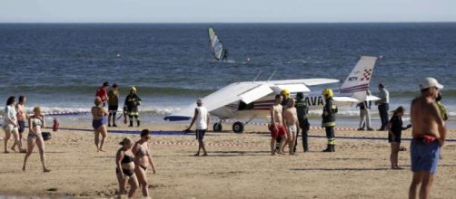 Portogallo: durante un atterraggio d'emergenza, aereo travolge e uccide 2 persone.