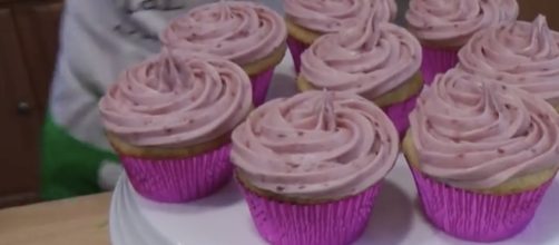 Raspberry cupcakes / Screenshot via YouTube