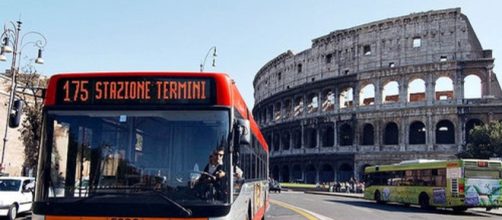 Roma, bimbo di tre mesi cade da un bus in corsa: salvo per miracolo