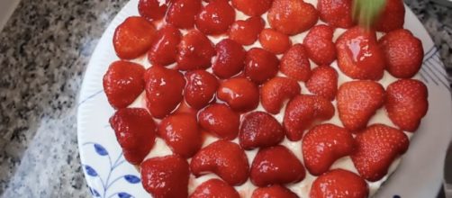 Strawberry cake / Screenshot via Magnolias Lækkerier's YouTube Channel
