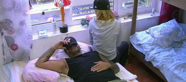 Es kracht zwischen Aurelio Savina (39) und Freundin Lisa Freidinger (28) / Foto: MG RTL D Es kracht zwischen Aurelio Savina (39) und Freundin Lisa Freidinger (28) / Foto: MG RTL D