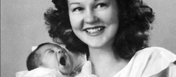 Georgia Holt e seu bebê, a cantora Cher Georgia Holt e seu bebê, a cantora Cher