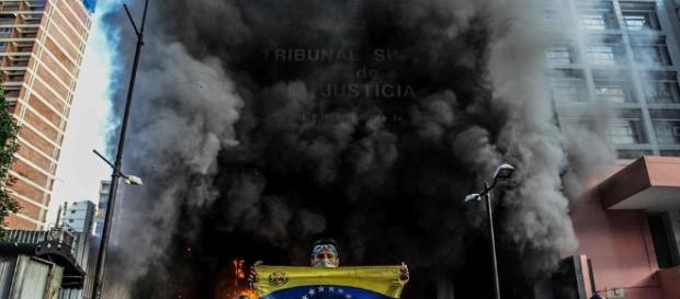 Protesters set fire to government buildings in Venezuela | Daily ... - dailymail.co.uk Protesters set fire to government buildings in Venezuela | Daily ... - dailymail.co.uk