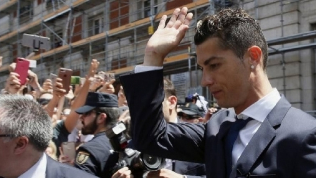 Cristiano Ronaldo &agrave; la sortie du tribunal (elpais.com)